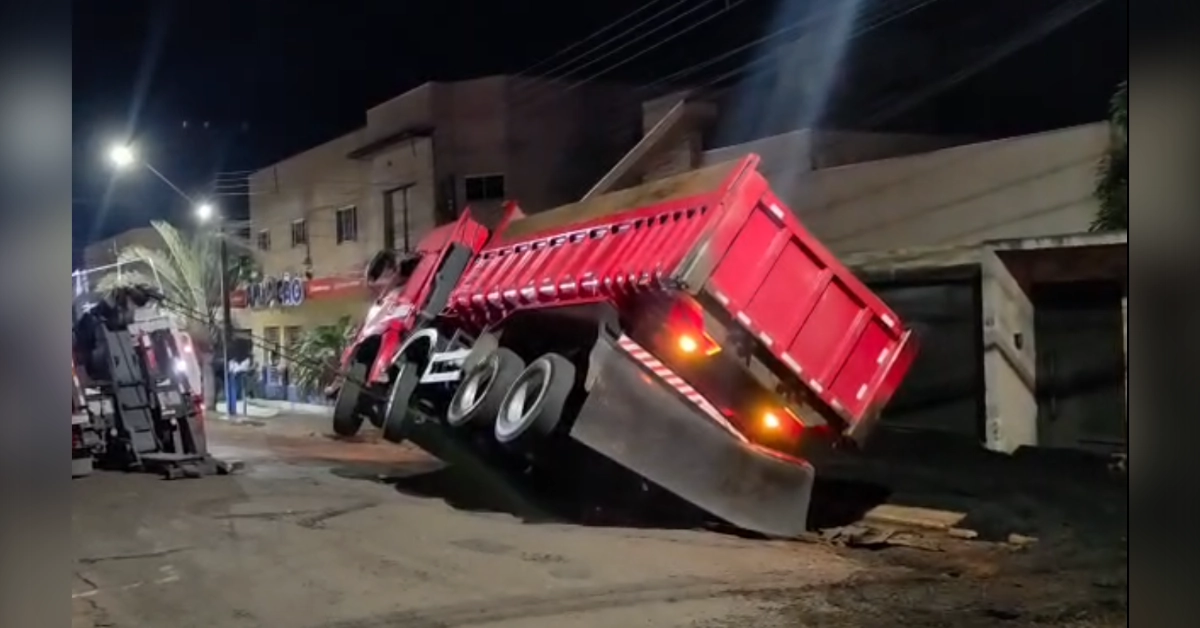 Caminhão tombado durante operação de remoção em Arapongas após afundamento do asfalto e espalhamento de massa asfáltica na via.