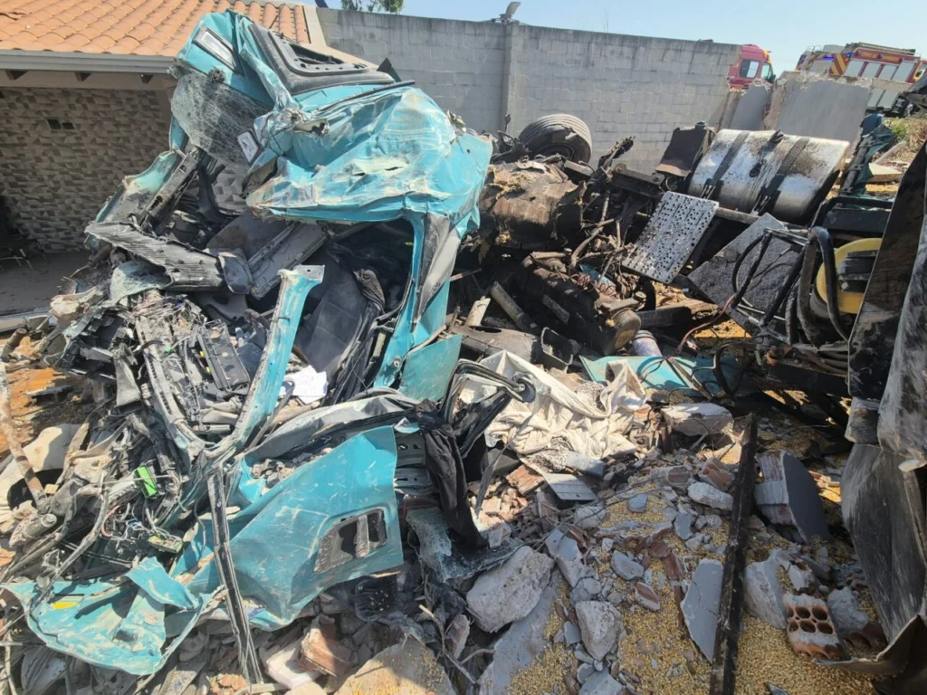 Acidente na PR-317 em Iguaraçu deixa caminhão destruído