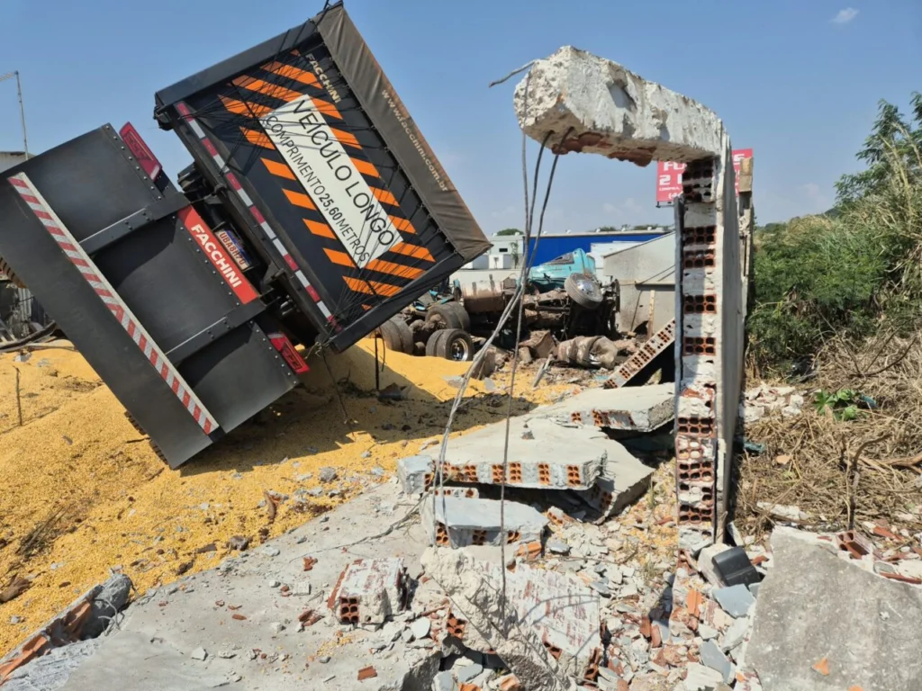 Acidente na PR-317 em Iguaraçu deixa caminhão destruído