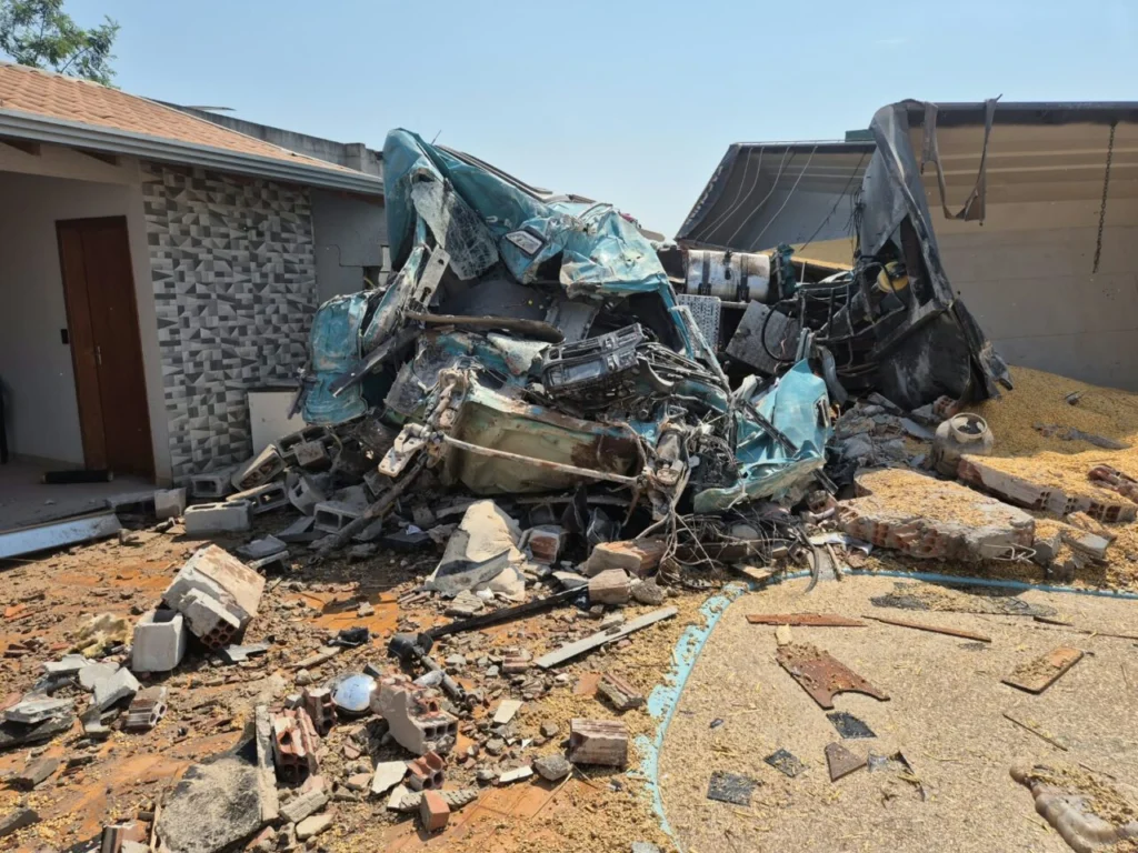 Acidente na PR-317 em Iguaraçu deixa caminhão destruído