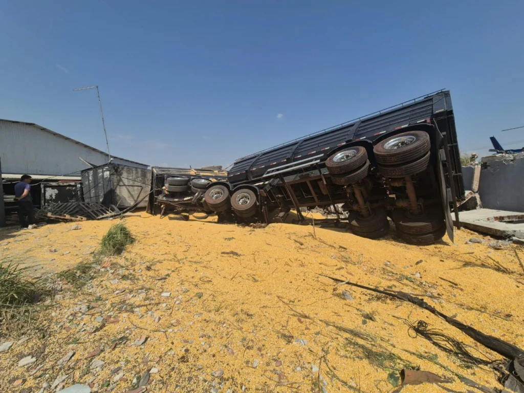 Acidente na PR-317 em Iguaraçu deixa caminhão destruído