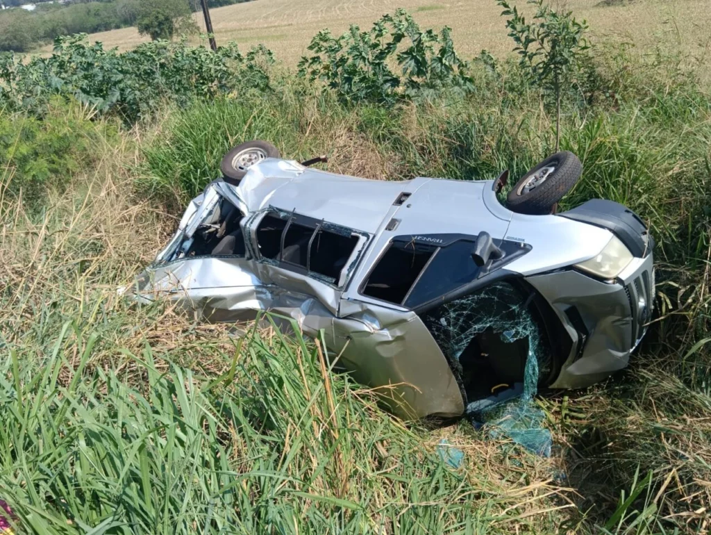 Acidente na PR-317 em Iguaraçu deixa caminhão destruído