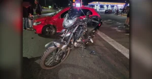 Registro do acidente na BR-376 em Maringá mostrando a motocicleta e o carro envolvidos na colisão no trevo do distrito de Iguatemi.