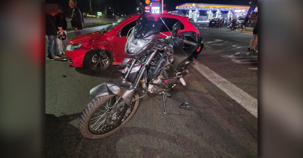 Registro do acidente na BR-376 em Maringá mostrando a motocicleta e o carro envolvidos na colisão no trevo do distrito de Iguatemi.
