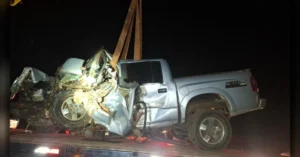acidente com morte na pr-437 em sertanópolis mostra caminhonete GM S10 deformada às margens da rodovia após colisão e capotamento.