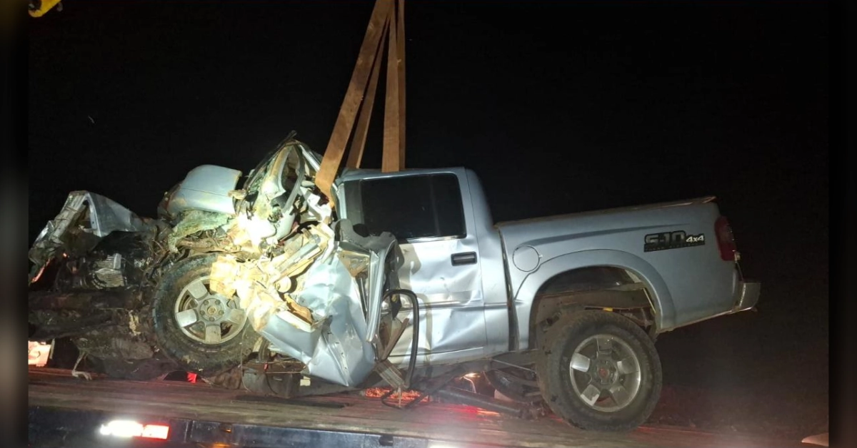 acidente com morte na pr-437 em sertanópolis mostra caminhonete GM S10 deformada às margens da rodovia após colisão e capotamento.