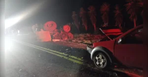 acidente na PR-445 em Primeiro de Maio envolvendo um trator e uma caminhonete Fiat Strada no km 129.