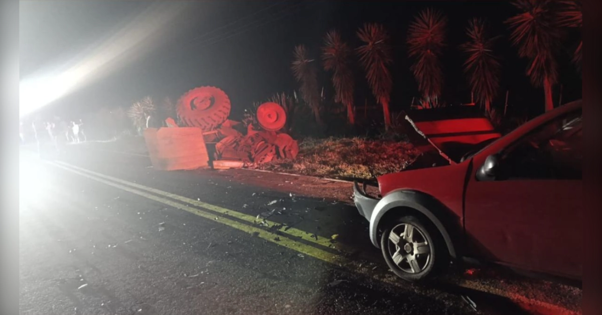 acidente na PR-445 em Primeiro de Maio envolvendo um trator e uma caminhonete Fiat Strada no km 129.