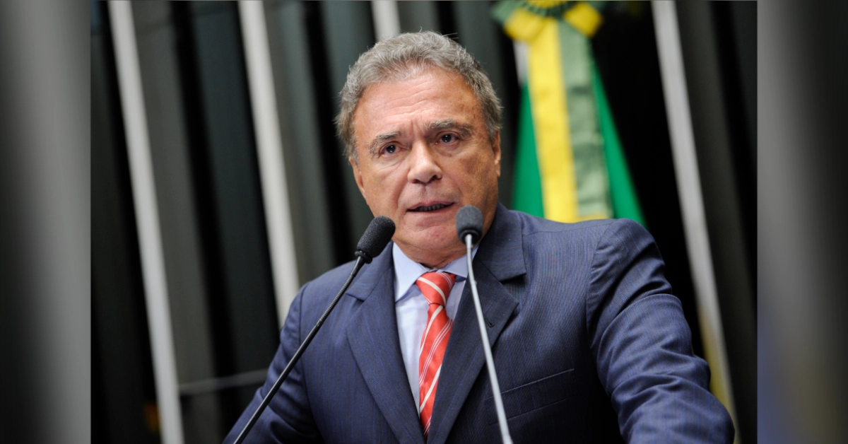 Álvaro Dias desiste do Senado no Paraná e discursa ao microfone durante pronunciamento político no estado.