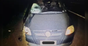 atropelamento na PR-444 em Apucarana: Danos na parte frontal do veículo VW SpaceFox envolvido no acidente no km 21 da rodovia.