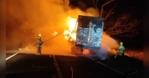 carreta pega fogo na PR-323 em Sertanópolis. Veículo de carga atingido por incêndio no trecho entre o Trevo da Warta e o município de Sertanópolis.