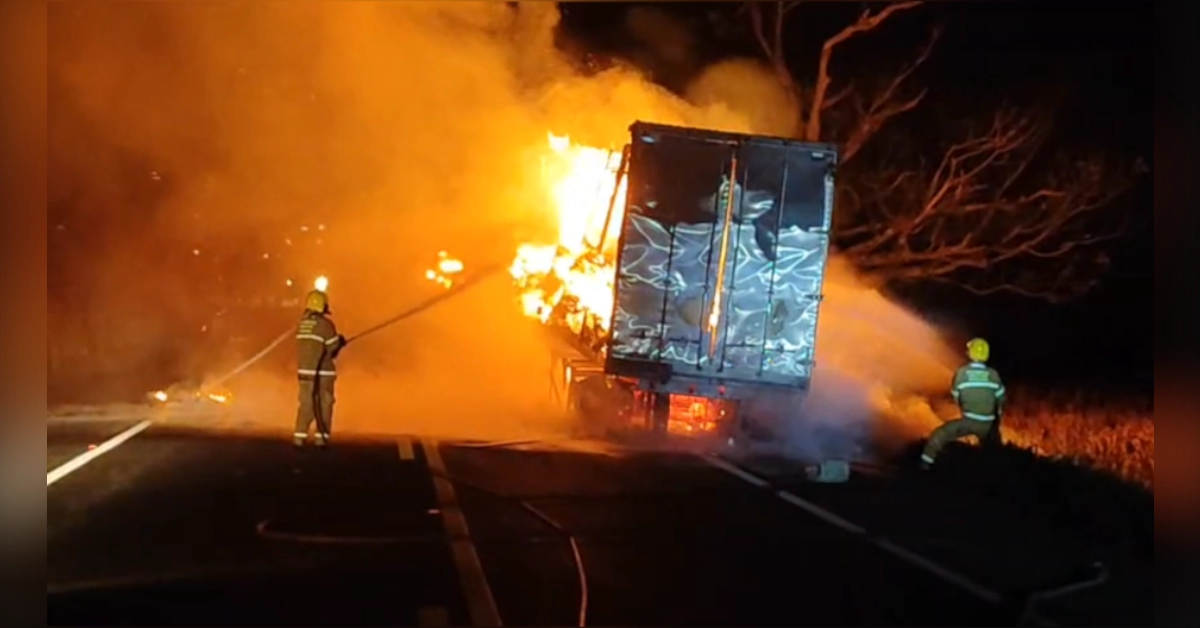 carreta pega fogo na PR-323 em Sertanópolis. Veículo de carga atingido por incêndio no trecho entre o Trevo da Warta e o município de Sertanópolis.