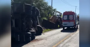 Carreta tomba entre Astorga e Jaguapitã na PR-454, perto do distrito de Içara; equipes do SAMU e Bombeiros atendem o motorista ferido.