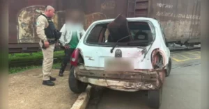 Carro atingido por trem em Jandaia no cruzamento da Avenida Paraná com a linha férrea no Vale do Ivaí.