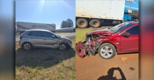 A cena retrata o atendimento da PRE ao acidente na PR-444 em Arapongas. Registro fotográfico mostra o VW Polo e o GM Onix imobilizados na pista, com danos na lateral e dianteira, logo após a colisão transversal na rodovia.