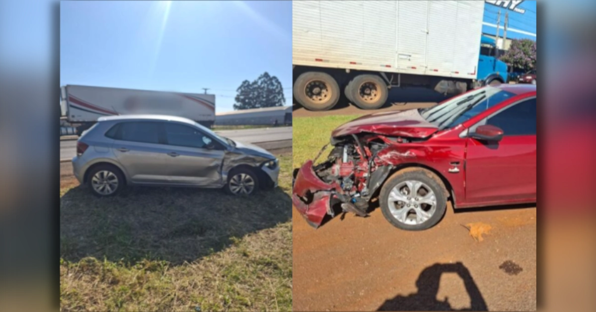 A cena retrata o atendimento da PRE ao acidente na PR-444 em Arapongas. Registro fotográfico mostra o VW Polo e o GM Onix imobilizados na pista, com danos na lateral e dianteira, logo após a colisão transversal na rodovia.