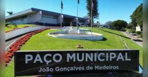 Concurso prefeitura de marialva 2026. Inscrições abertas para diversos cargos, mostrando a fachada do prédio da Prefeitura Municipal de Marialva.