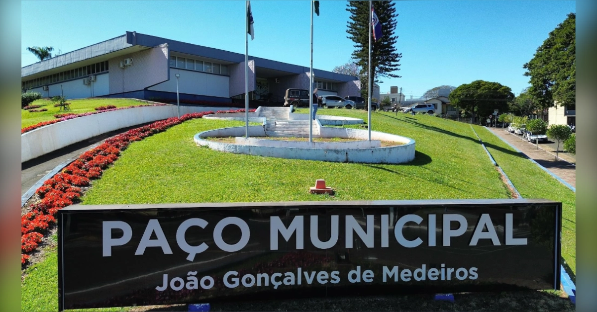 Concurso prefeitura de marialva 2026. Inscrições abertas para diversos cargos, mostrando a fachada do prédio da Prefeitura Municipal de Marialva.