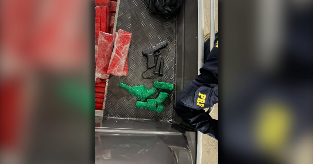 Apreensão de maconha em barco na BR-376 em Maringá realizada pela PRF, mostrando o reboque com a embarcação e tabletes da droga apreendidos.
