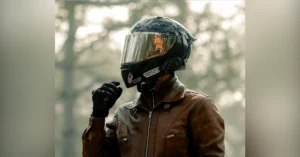 nova regra do selo do inmetro para capacetes no trânsito urbano com motociclista pilotando equipado com capacete e viseira fechada. Imagem ilustrativa.
