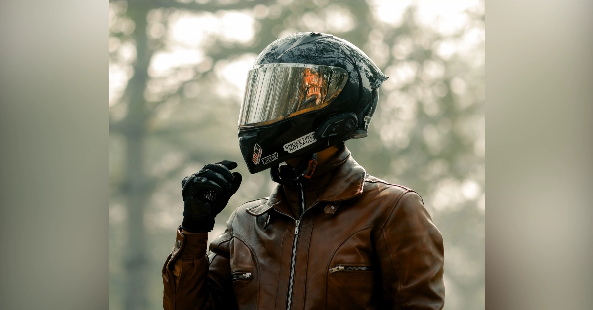 nova regra do selo do inmetro para capacetes no trânsito urbano com motociclista pilotando equipado com capacete e viseira fechada. Imagem ilustrativa.