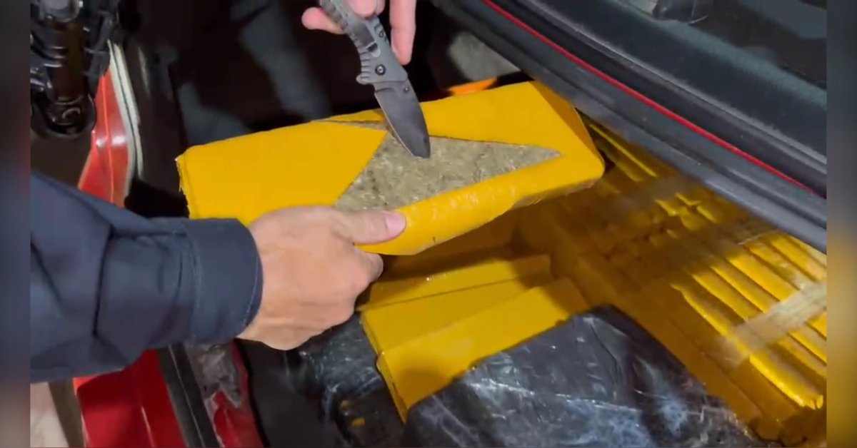 maconha no Contorno Norte de Maringá localizada no porta-malas de um veículo Fiat Siena abordado pela PRF na BR-376.