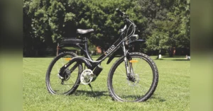 projeto proibe menores bicicletas eletricas em vias públicas com idade mínima de 15 anos. Na imagem, uma bicicleta elétrica aparece estacionada sobre a grama. Foto ilustrativa/Pexels.