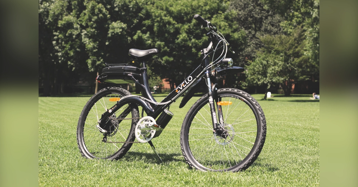 projeto proibe menores bicicletas eletricas em vias públicas com idade mínima de 15 anos. Na imagem, uma bicicleta elétrica aparece estacionada sobre a grama. Foto ilustrativa/Pexels.