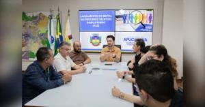 pss prefeitura de apucarana 48 vagas traz prefeito Rodolfo Mota acompanhado da equipe municipal durante o alinhamento das etapas do certame.