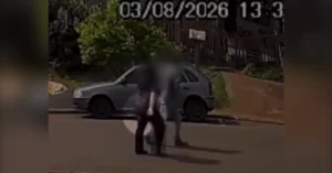 sinal de socorro em Pitanga feito por mulher agredida que caminha com o ex-companheiro na rua. Imagem de câmera de segurança.