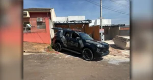 Duas mulheres são presas por tráfico em Arapongas. Viatura da Polícia Militar em frente ao imóvel onde ocorreu a prisão em flagrante durante operação policial.